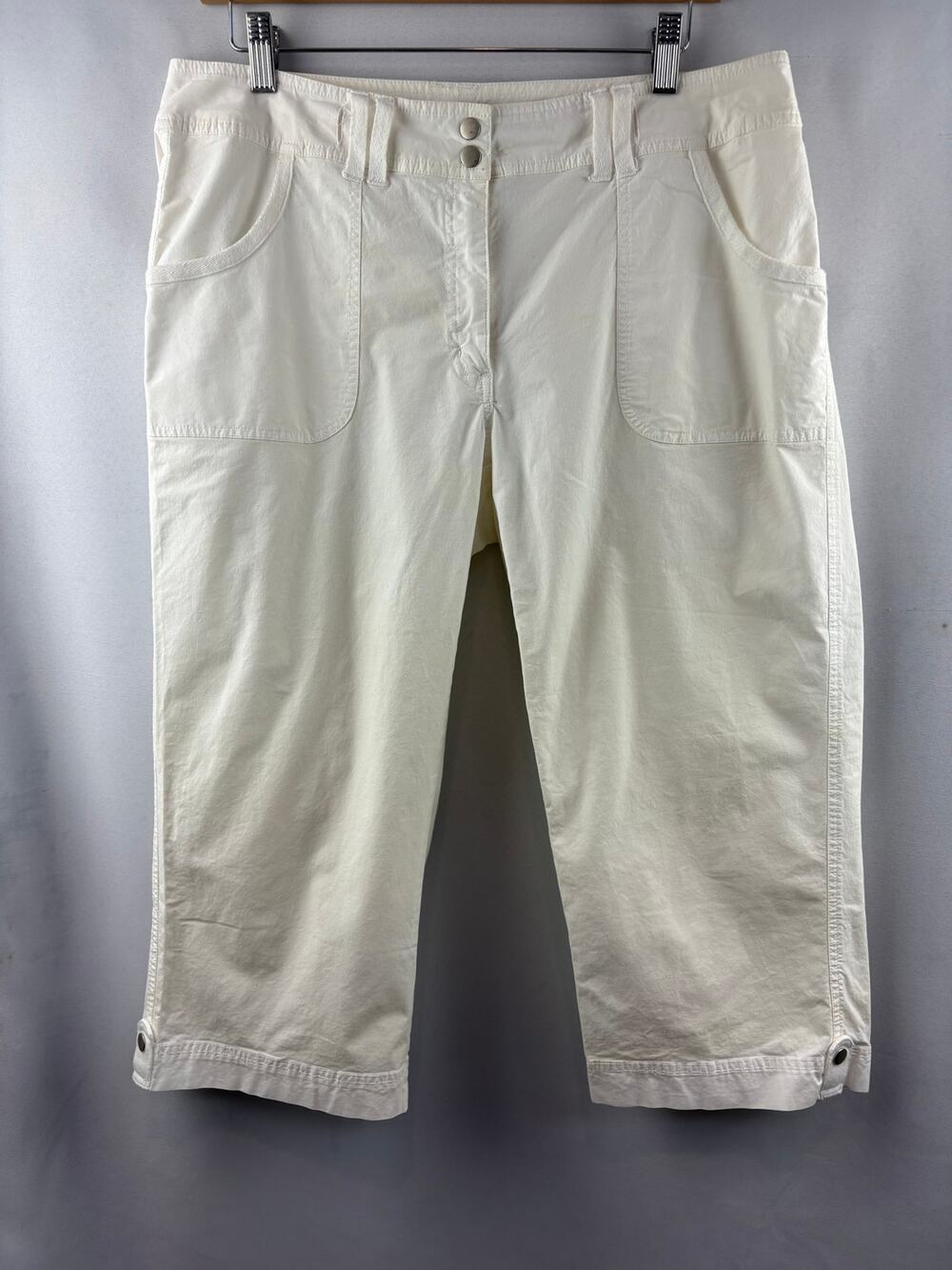 Women’s Avenue Size 14 White Capri Pants